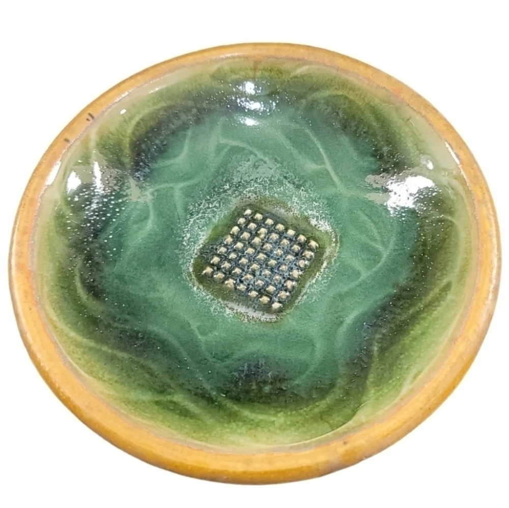 Allen Dittton Green Pottery Garlic Grater Zester Plate/Dish 2019 - Diameter 7